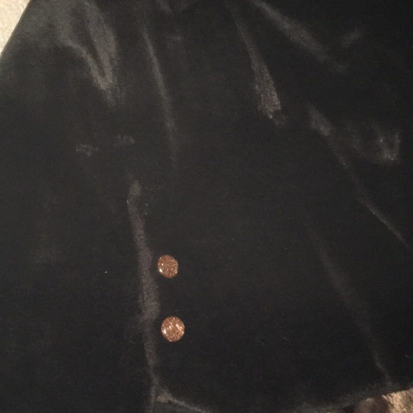 Fur coat size is unknown possible XL or larger - Picture 4 of 4